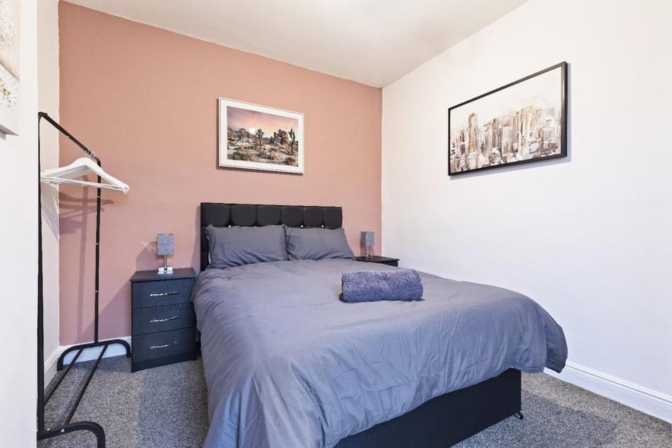 Large 5-Bed Home, Free Parking, Perfect for Groups House in Nottingham