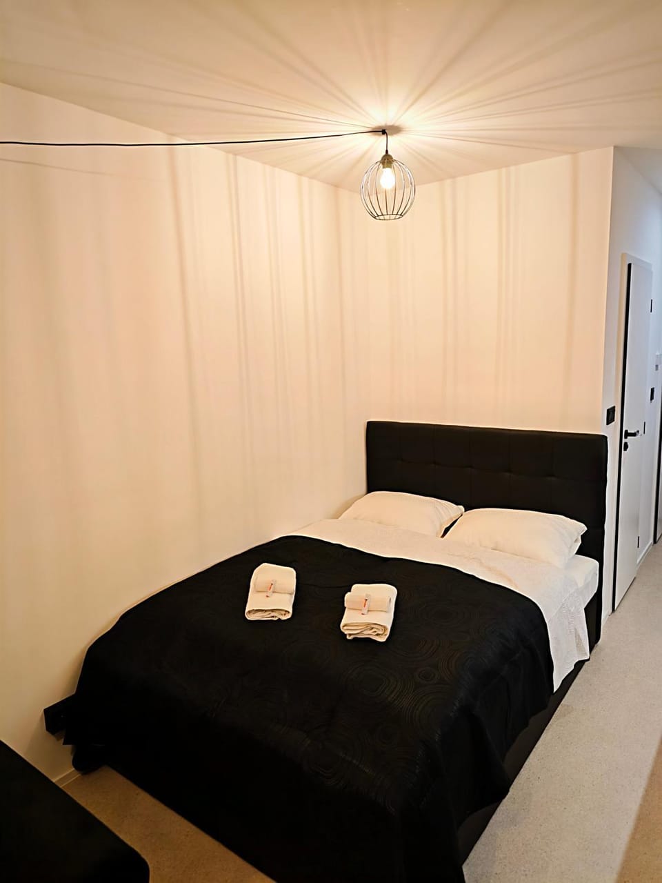 Axiom Suites - Zenith XV - Netflix, HBO, Champagne Apartment in Slovakia