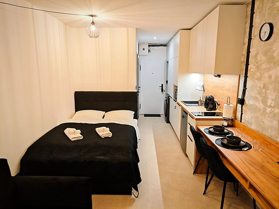 Axiom Suites - Zenith XV - Netflix, HBO, Champagne Apartment in Slovakia