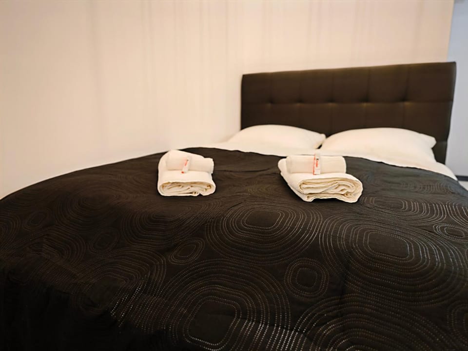 Axiom Suites - Zenith XV - Netflix, HBO, Champagne Apartment in Slovakia