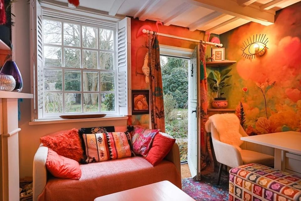 Artists Hideaway Apartment in London Borough of Ealing