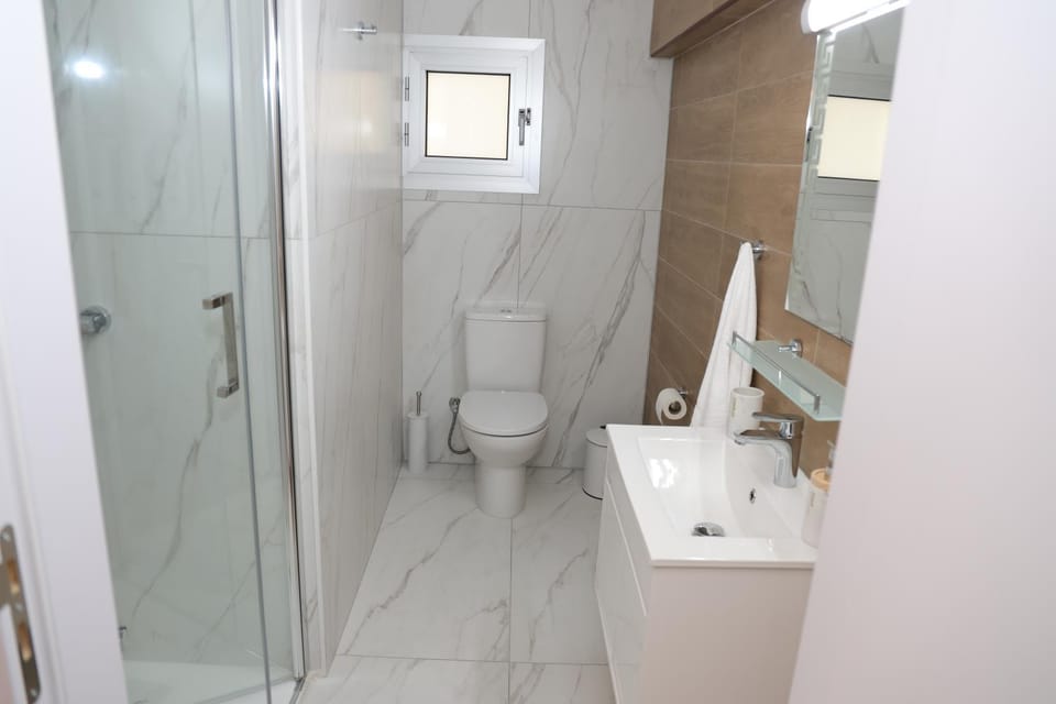 Shower, Toilet