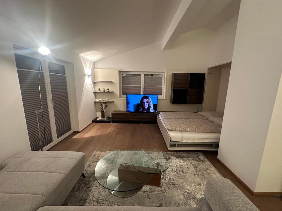 TV and multimedia, Living room, Seating area, Evening entertainment
