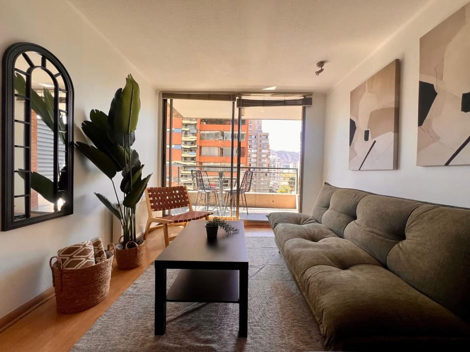 A pasos de Metro Escuela Militar y barrio El Golf Apartment in Providencia