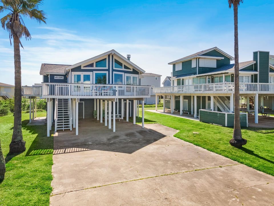 Coastal Cottage House in Hitchcock