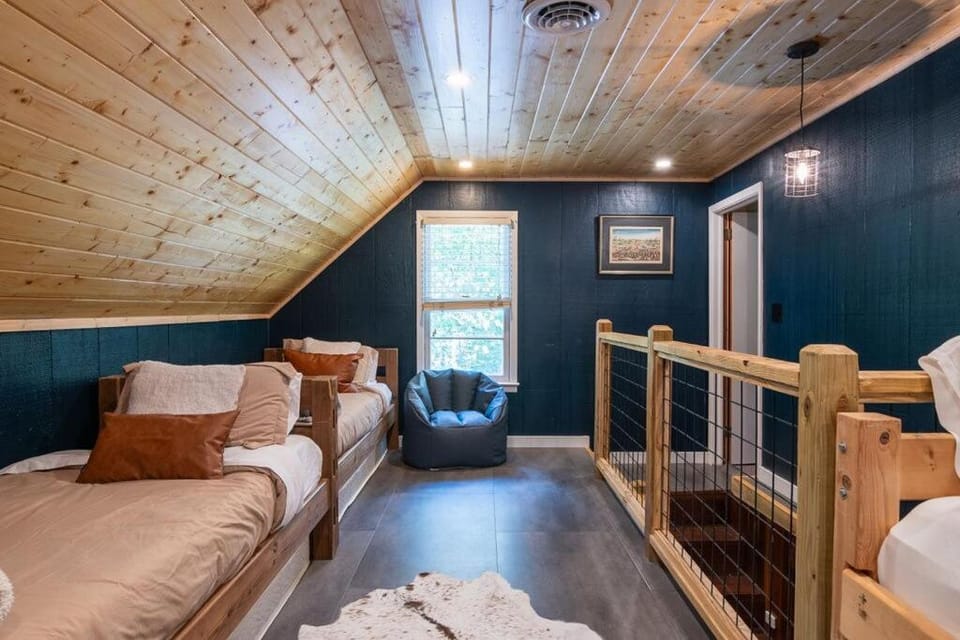 Bed, Seating area