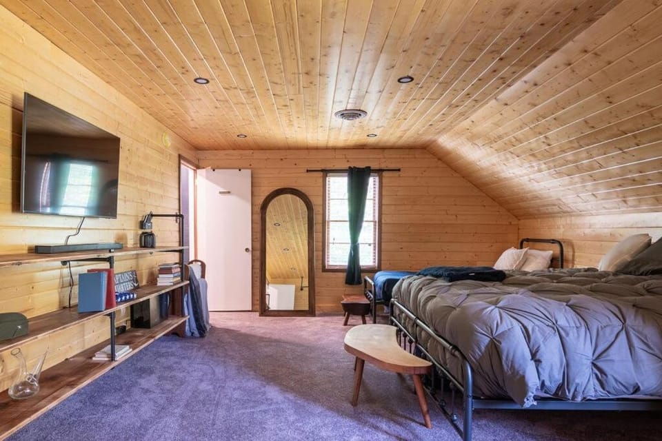 Bed, TV and multimedia, Bedroom