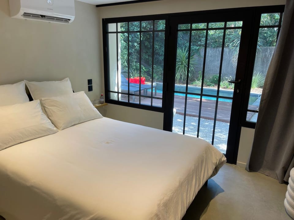 Bed, Photo of the whole room, Bedroom, Pool view, Swimming pool, air conditioner