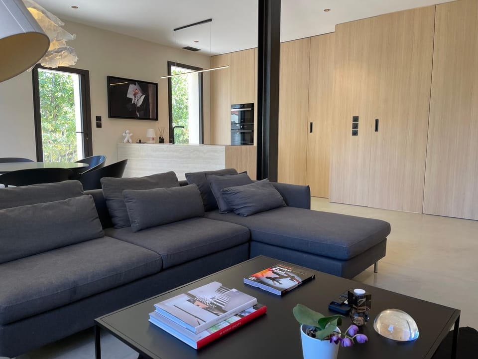 TV and multimedia, Kitchen or kitchenette, Living room, Seating area, Dining area