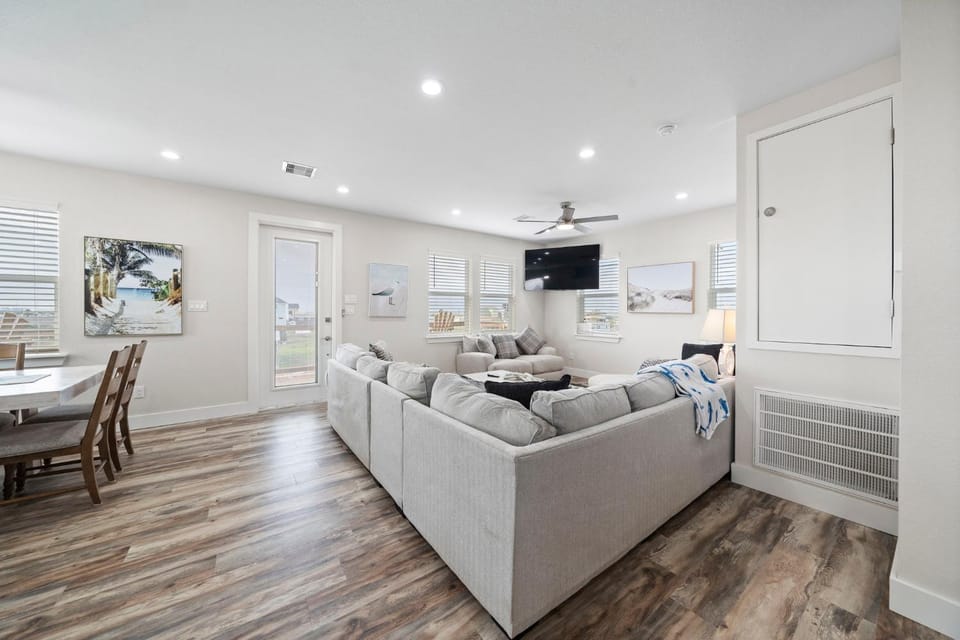 TV and multimedia, Living room, Seating area, Dining area, furniture