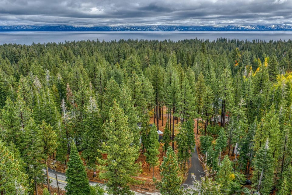 Wooded Getaway Steam Shower plus Hot Tub House in Tahoe City
