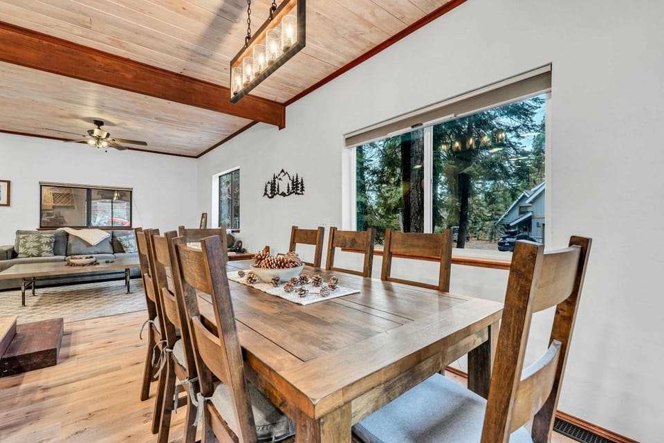 Wooded Getaway Steam Shower plus Hot Tub House in Tahoe City