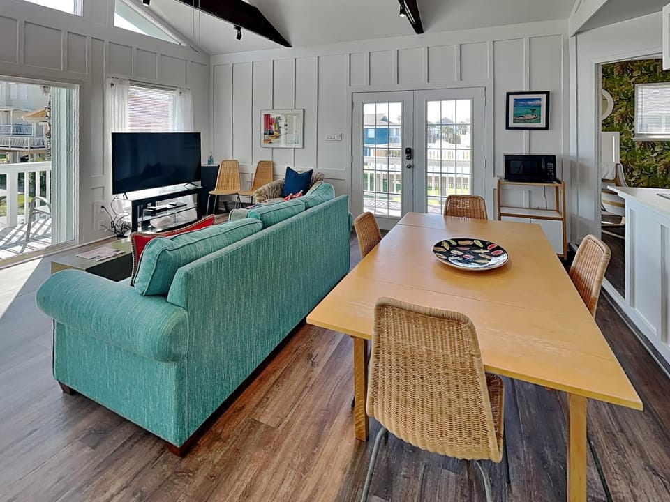 Day, TV and multimedia, Balcony/Terrace, Living room, Seating area, Dining area, furniture, microwave