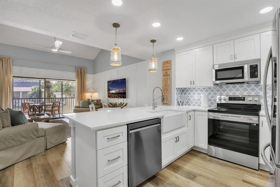 Kitchen or kitchenette, Living room, Seating area, Dining area, dishwasher, oven, stove, toaster