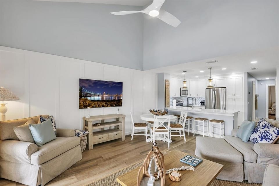 Kitchen or kitchenette, Living room, Seating area