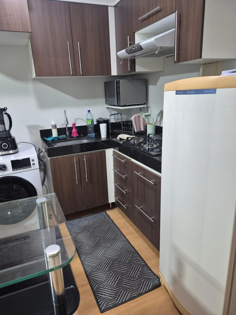 Kitchen or kitchenette, stove, washing machine