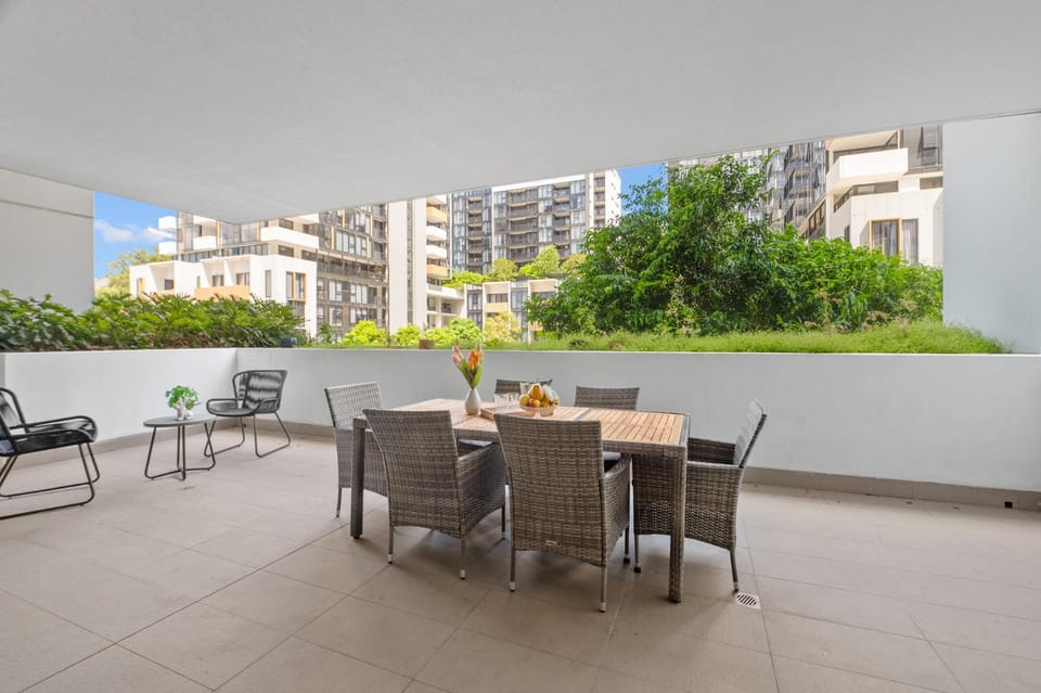 Property building, Day, View (from property/room), Balcony/Terrace, Seating area, Dining area