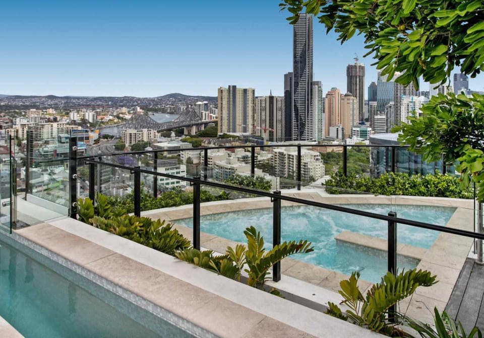 Nearby landmark, Hot Tub, City view, River view, Swimming pool