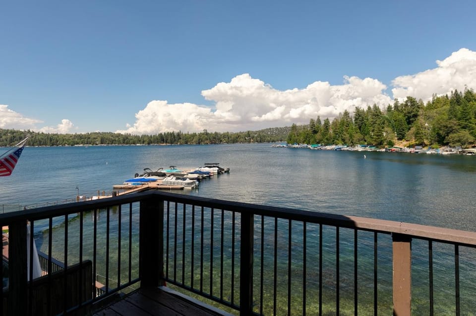 Lakeside Comfort condo Apartment in Lake Arrowhead