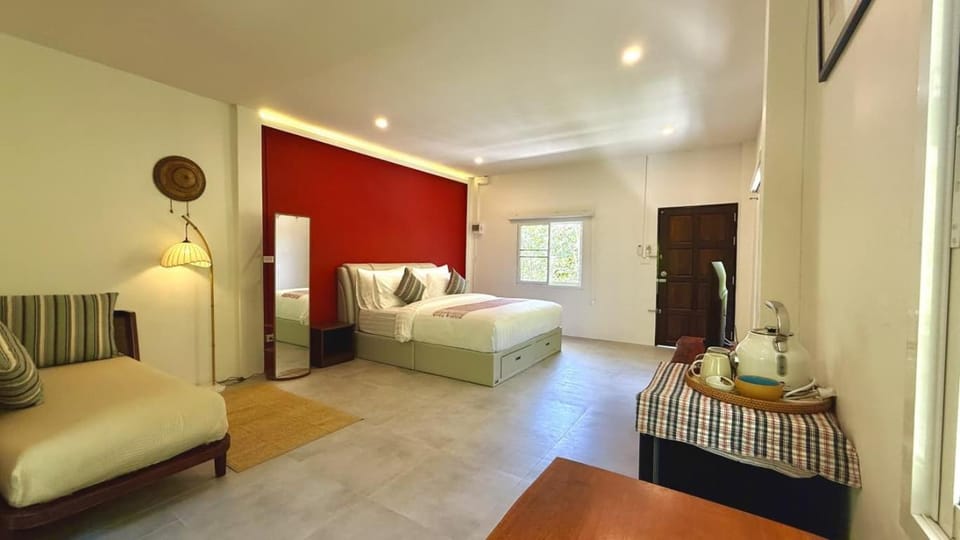 Bed, Photo of the whole room, Seating area, Bedroom