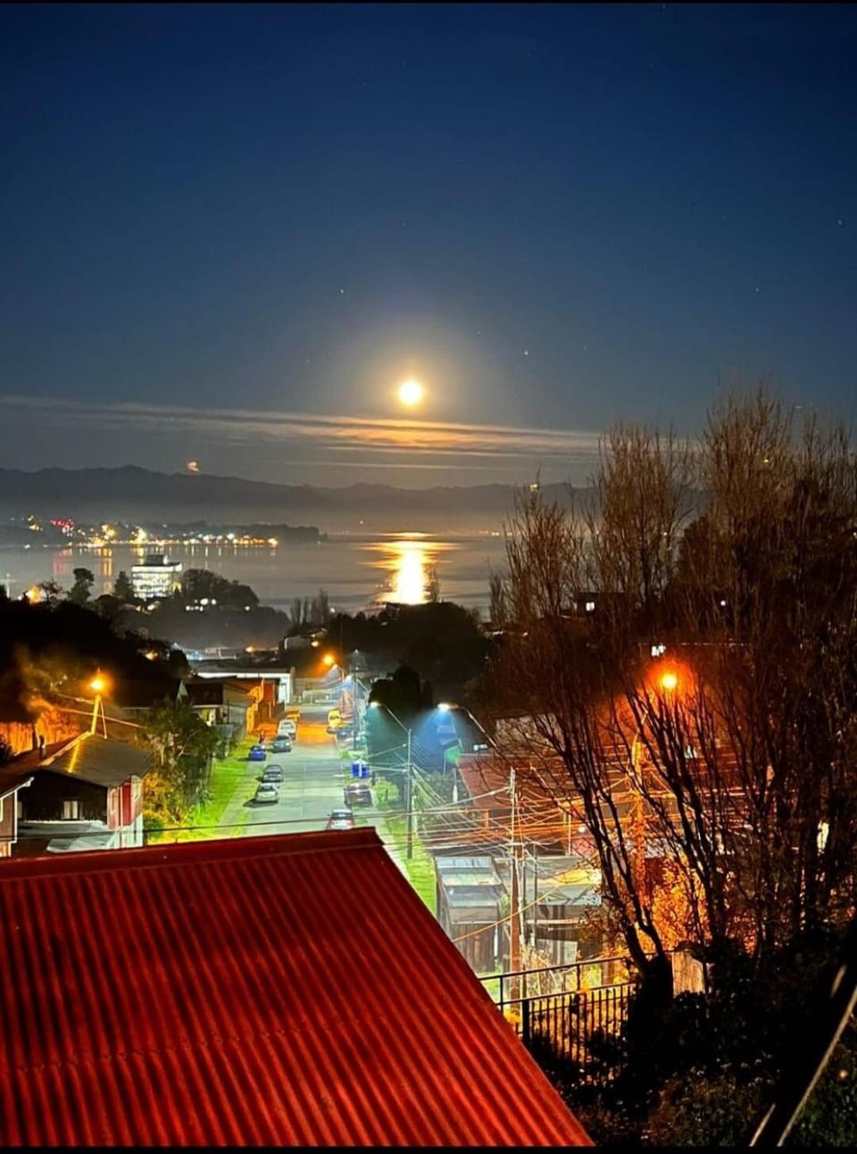 Beautiful wooden cabin, with direct ocean view Cabin in Puerto Montt