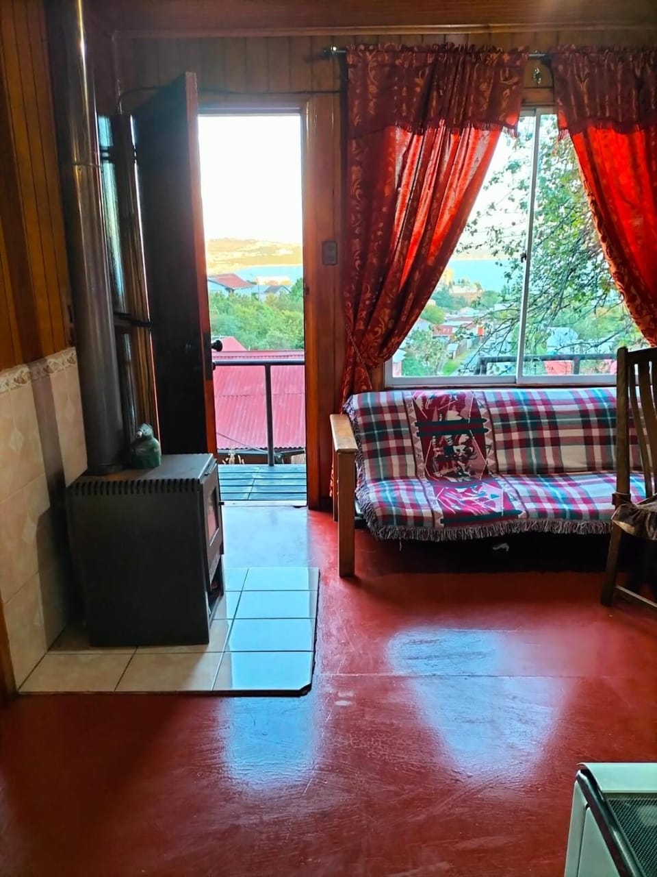 Beautiful wooden cabin, with direct ocean view Cabin in Puerto Montt