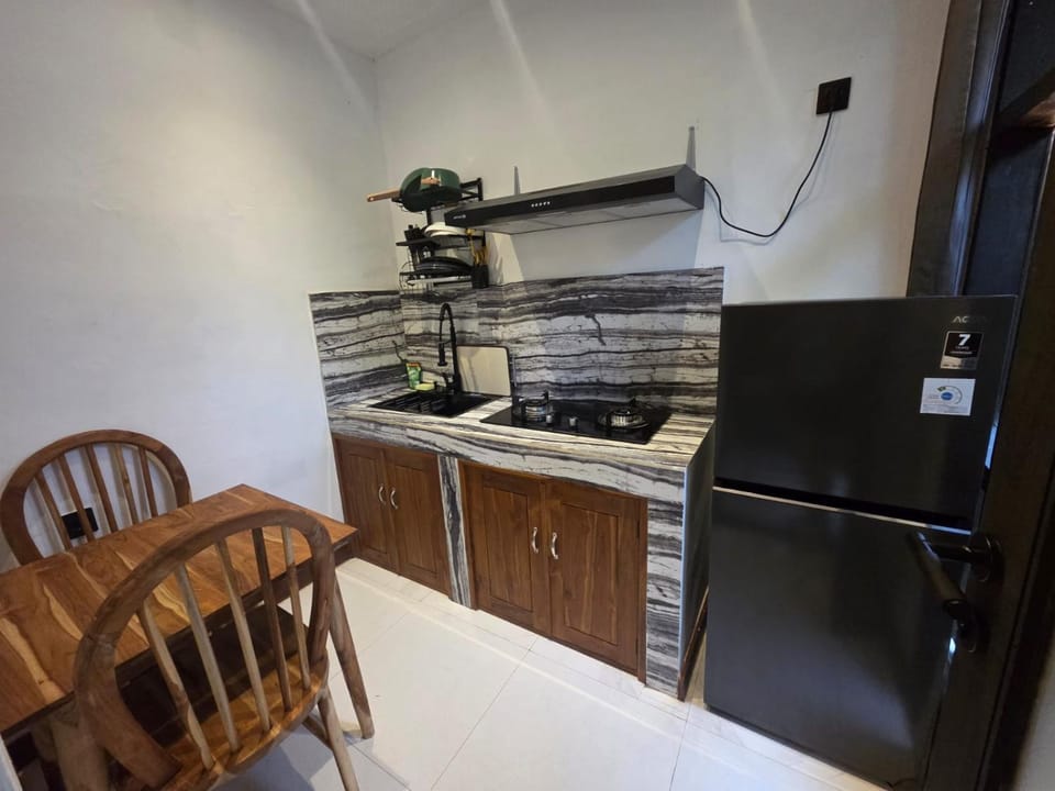 Kitchen or kitchenette, minibar, oven, stove