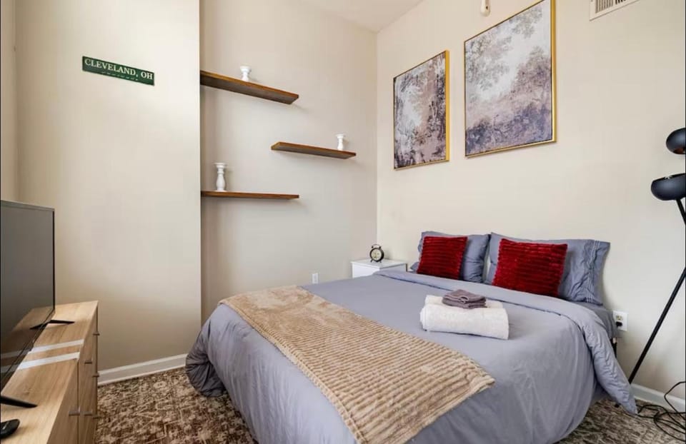 Bed, TV and multimedia, Photo of the whole room, Bedroom