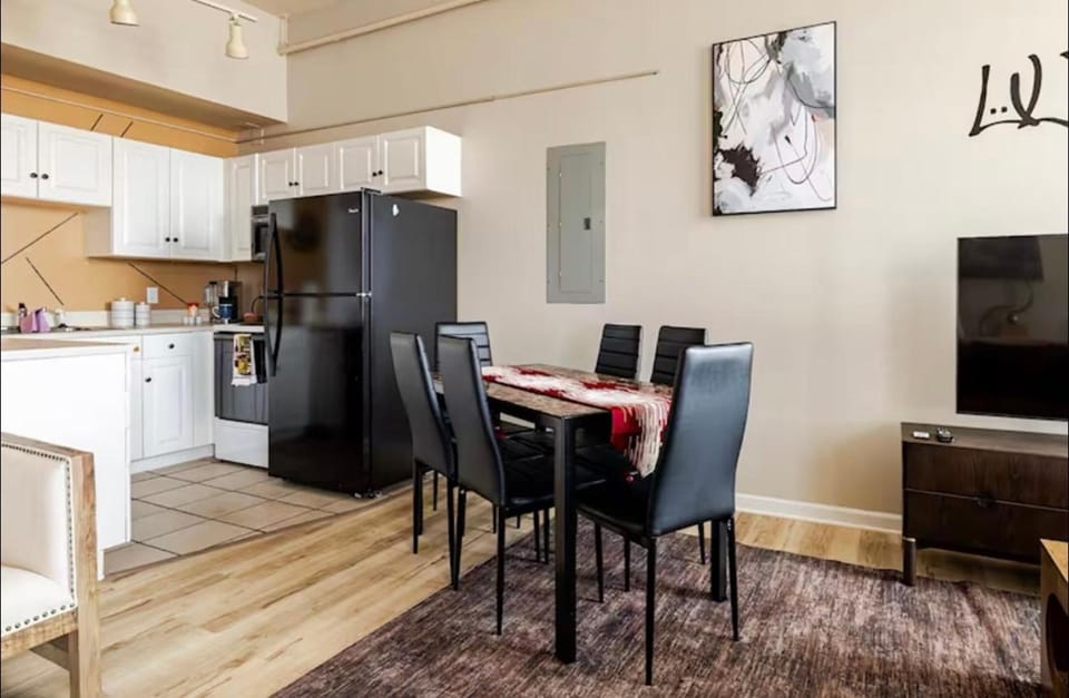 Kitchen or kitchenette, Dining area