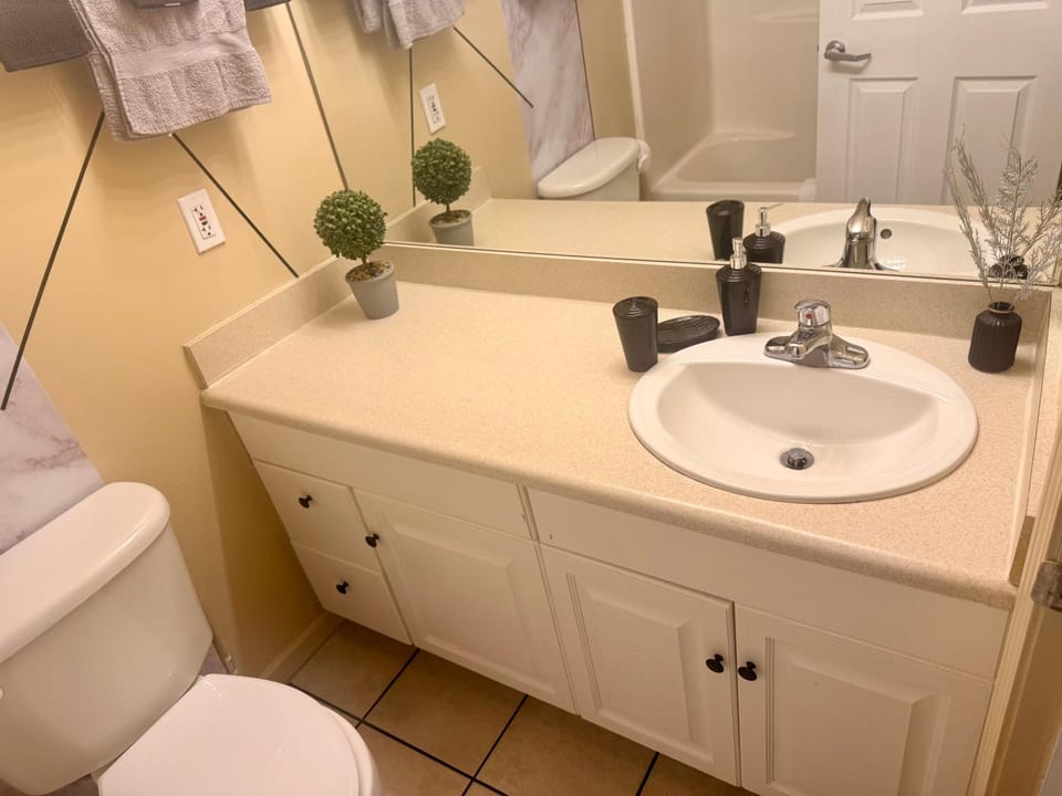 Modern Downtown Loft, Gym, Sauna, WIFI, Walkable Apartment in Cleveland Heights