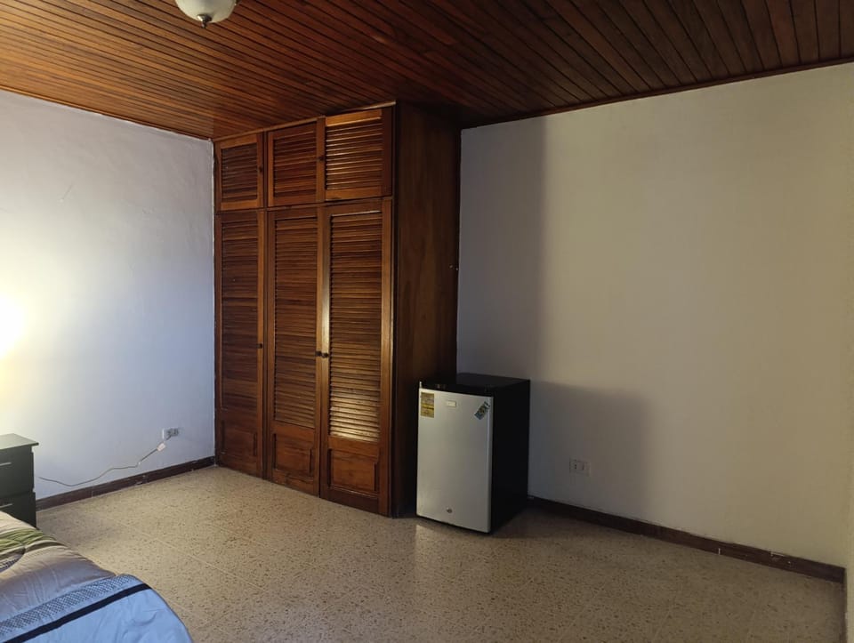 Habitación con baño, parqueo y seguridad Vacation rental in San Jose