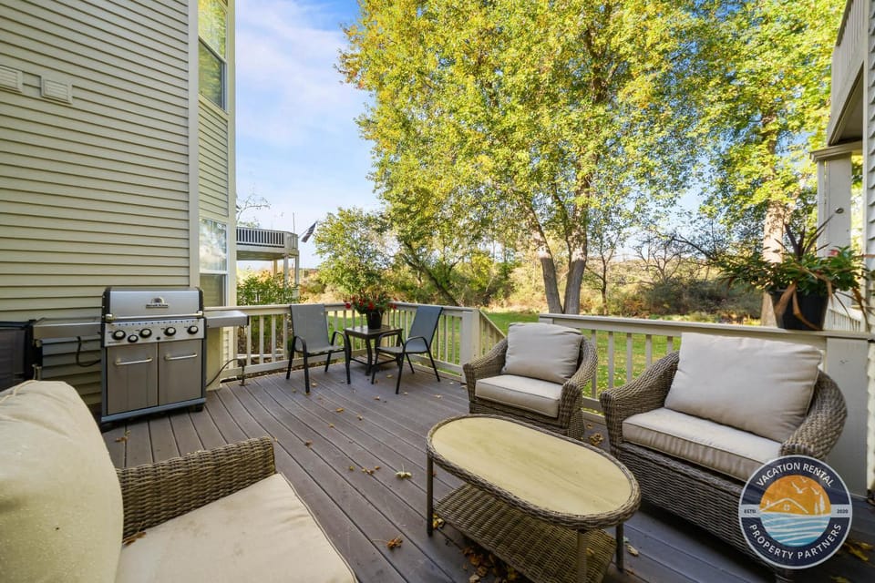 Fontana Retreat Walk to Lake Pool Golf King Suites House in Fontana-On-Geneva Lake
