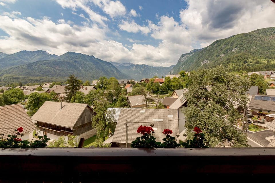 Neighbourhood, Balcony/Terrace, Mountain view