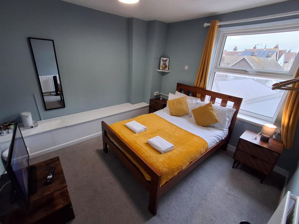 Bed, TV and multimedia, Photo of the whole room, Bedroom, towels