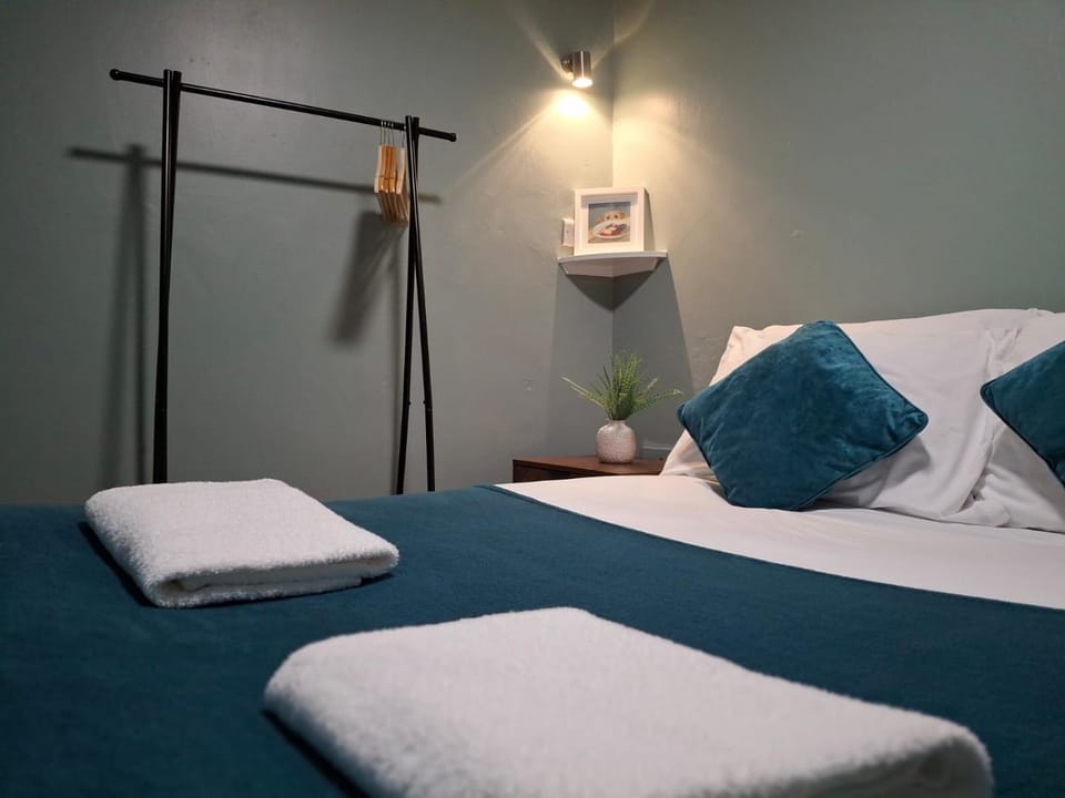 Bed, Photo of the whole room, Bedroom, towels