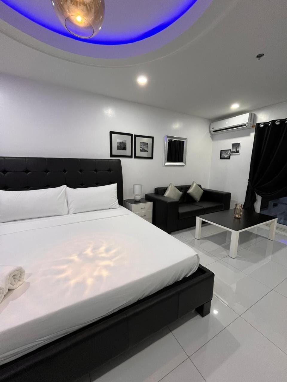 Sheryll Escapes - Kandi White, studio with smoking balcony with Housekeeping Apartment in Angeles