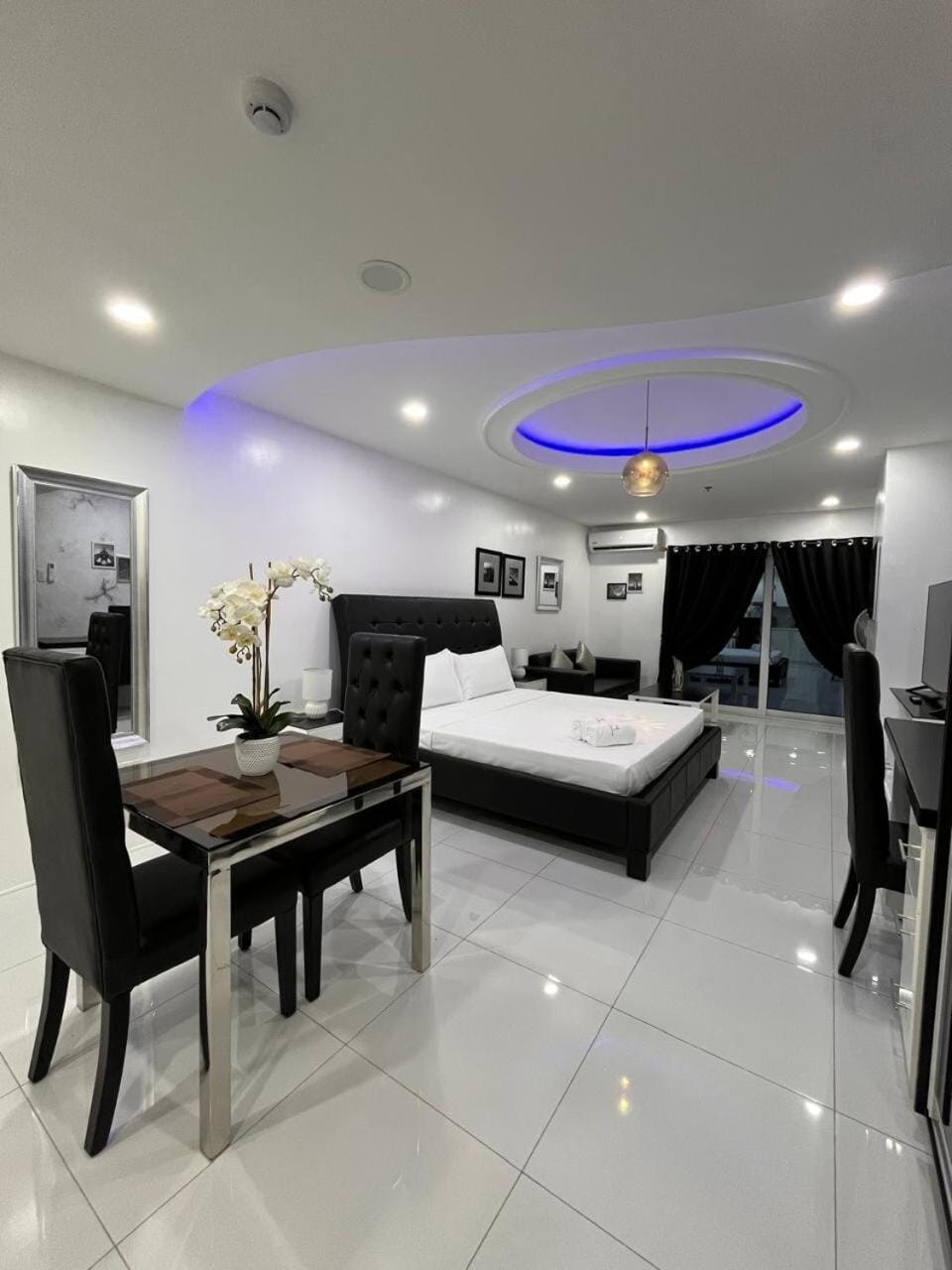 Sheryll Escapes - Kandi White, studio with smoking balcony with Housekeeping Apartment in Angeles