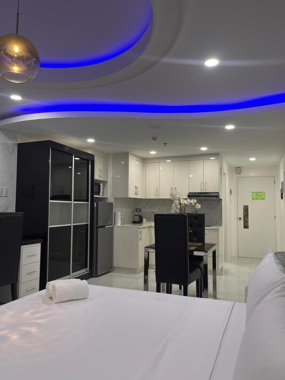 Sheryll Escapes - Kandi White, studio with smoking balcony with Housekeeping Apartment in Angeles