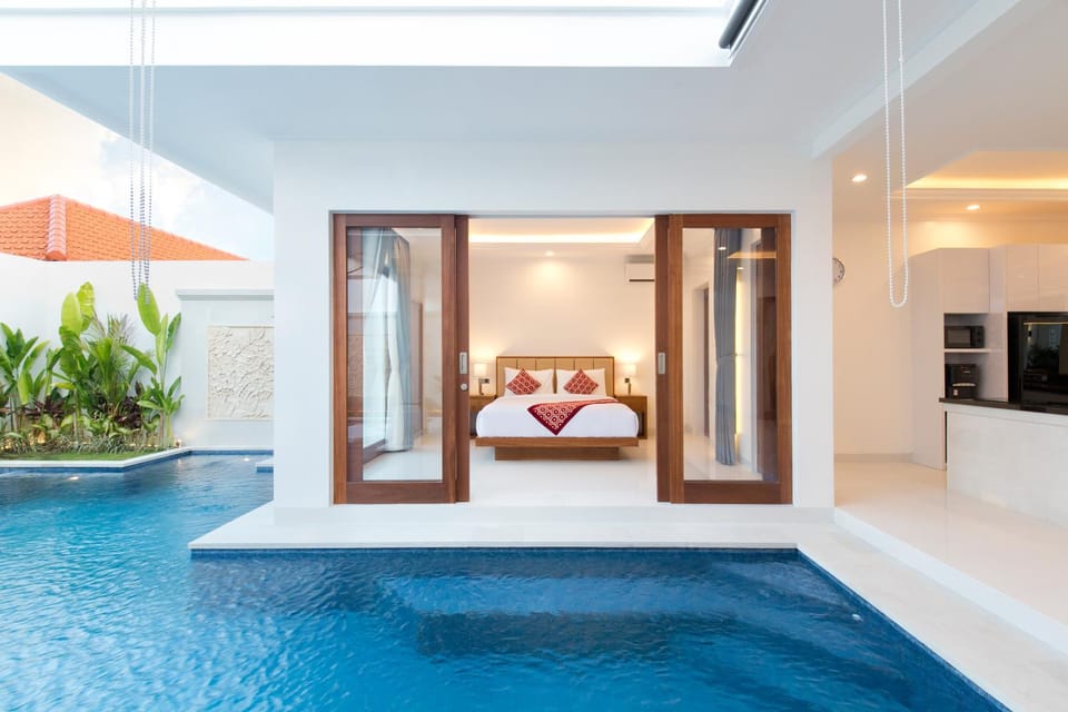 Bed, Bedroom, Swimming pool