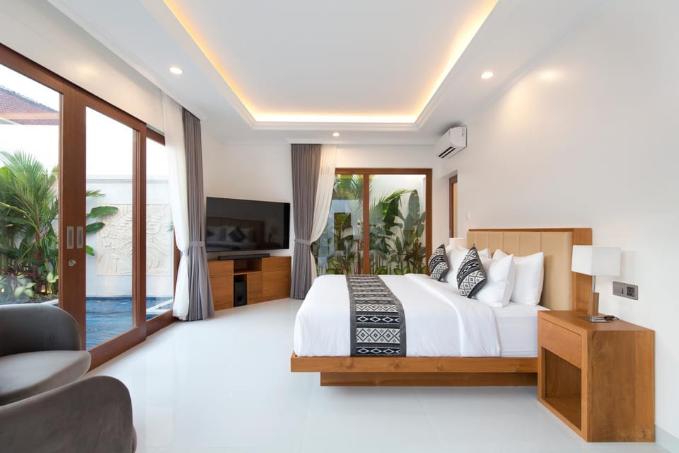 Bed, TV and multimedia, Bedroom