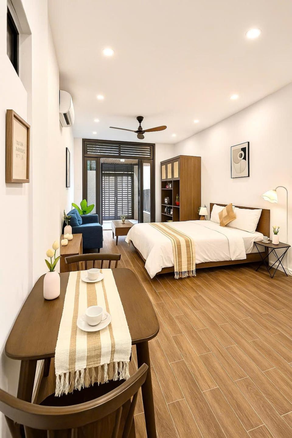 Bed, TV and multimedia, Living room, Photo of the whole room, Seating area, Bedroom