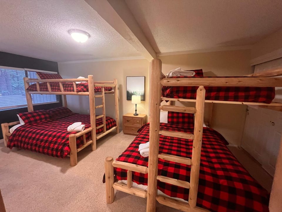 Bedroom, bunk bed