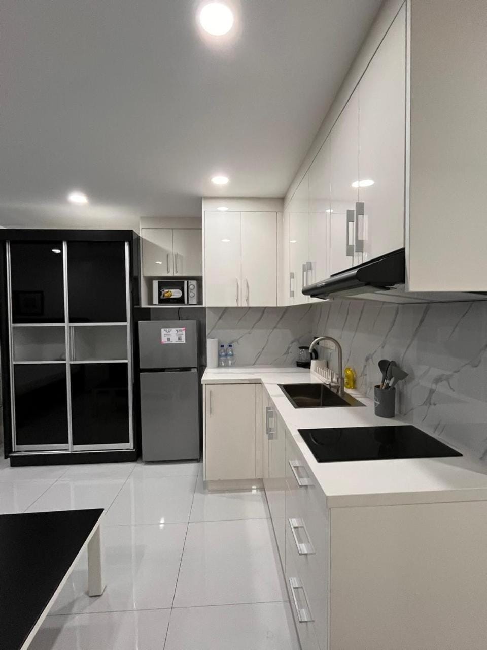 Sheryll Escapes - Kandi White Studio with balcony Housekeeping & Wi-Fi! Apartment in Angeles