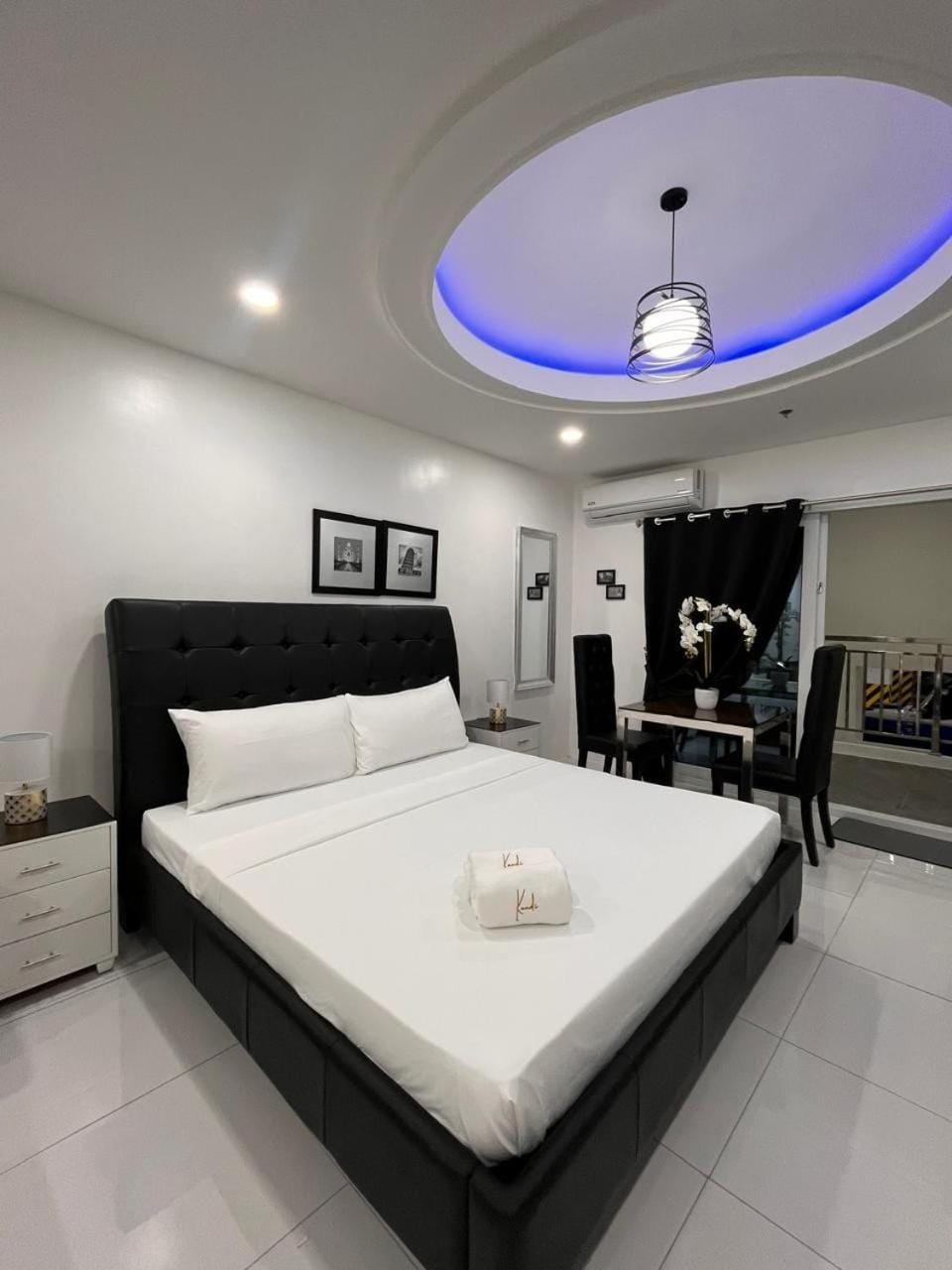 Sheryll Escapes - Kandi White Studio with balcony Housekeeping & Wi-Fi! Apartment in Angeles