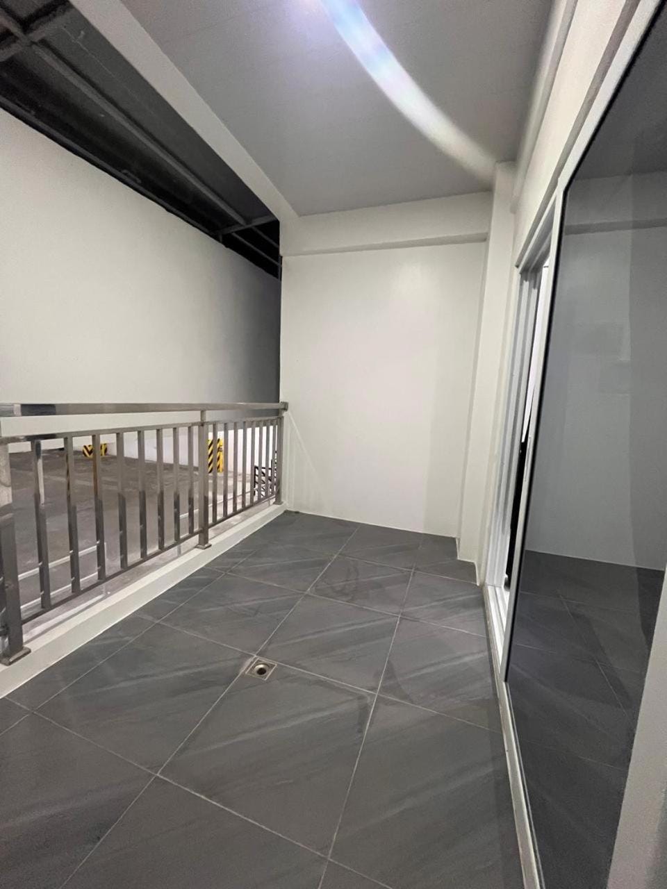 Sheryll Escapes - Kandi White Studio with balcony Housekeeping & Wi-Fi! Apartment in Angeles