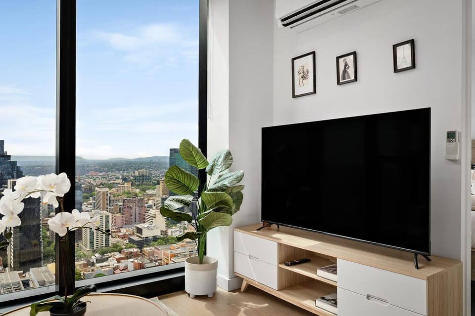 Communal lounge/ TV room, City view