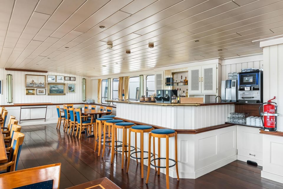 Restaurant/places to eat, Coffee/tea facilities, Lounge or bar