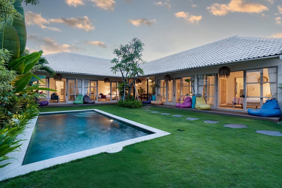 Property building, Garden view, Pool view, Swimming pool