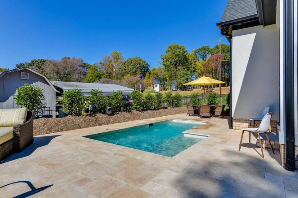 Spacious Lakefront Retreat Enjoy Dock and Pool House in Mooresville