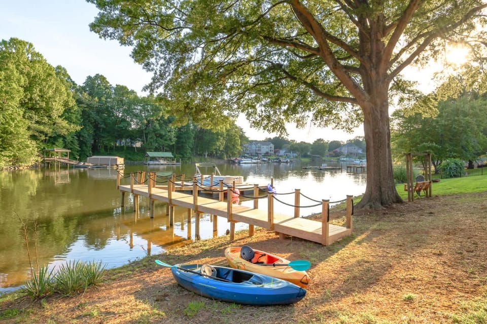 Spacious Lakefront Retreat Enjoy Dock and Pool House in Mooresville